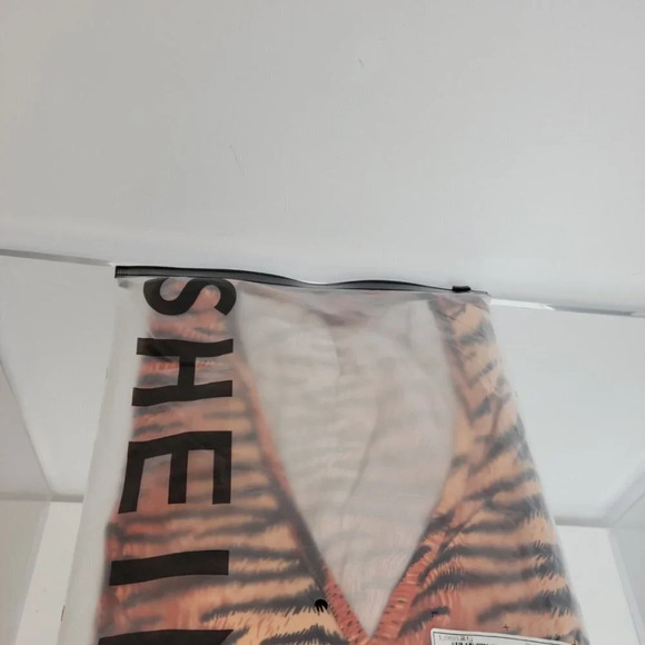 SHEIN V Neck Long Sleeve Top Animal Tiger Print Size Small NWT - Picture 7 of 7